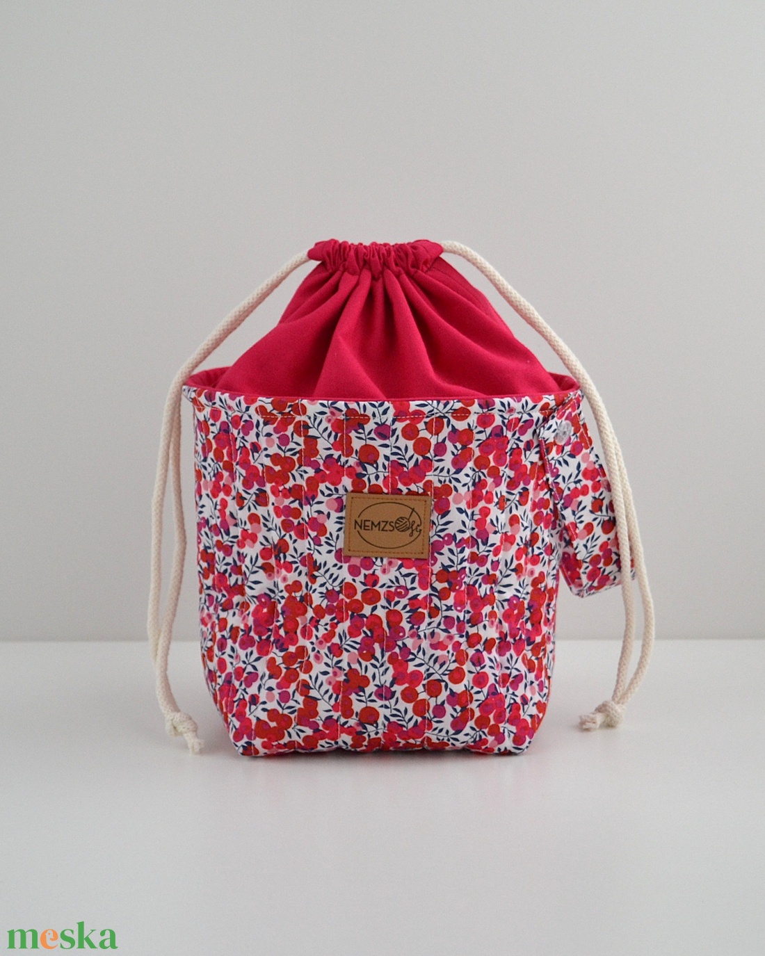 Közepes méretű behúzós projekt táska kézimunkához (Liberty Wiltshire Red Tana Lawn) - táska & tok - kézitáska & válltáska - kézitáska - Meska.hu