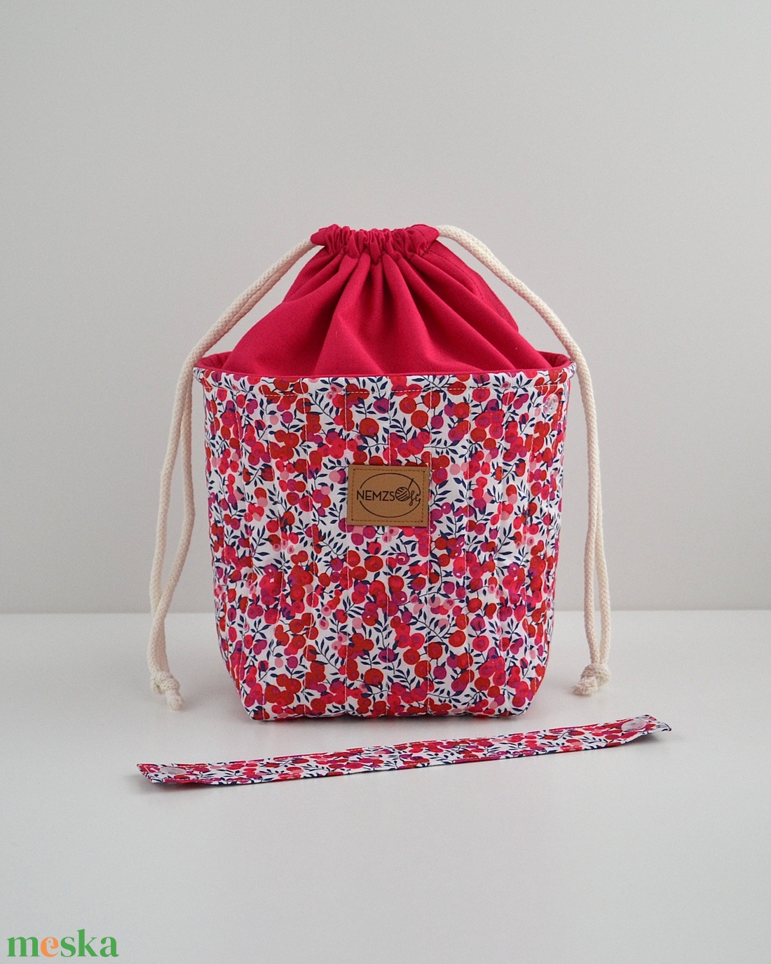 Közepes méretű behúzós projekt táska kézimunkához (Liberty Wiltshire Red Tana Lawn) - táska & tok - kézitáska & válltáska - kézitáska - Meska.hu