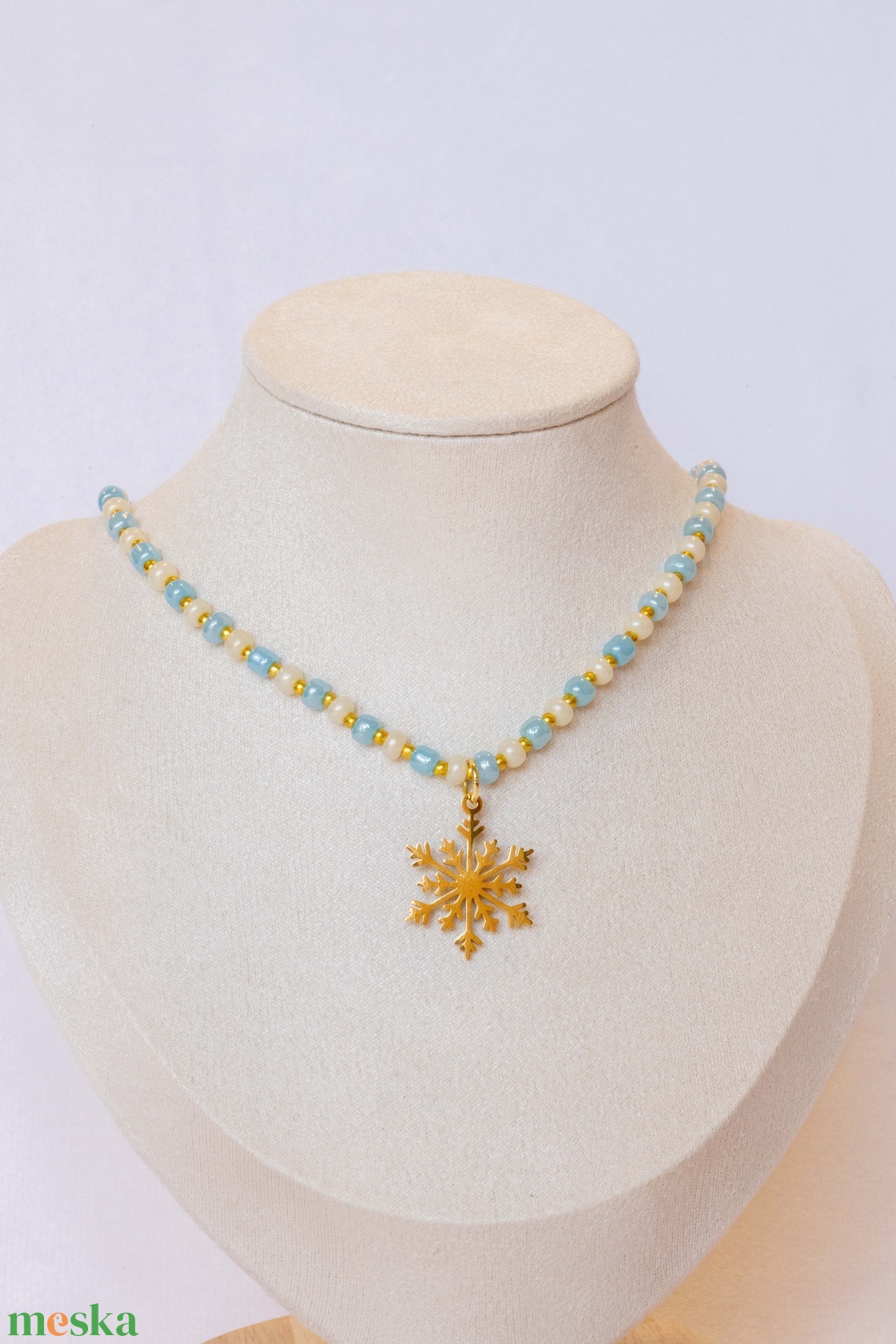 Hópehely medálos nyaklánc - rozsdamentes acél, arany bevonat (18K), kásagyöngy - ékszer - nyaklánc - medál - Meska.hu
