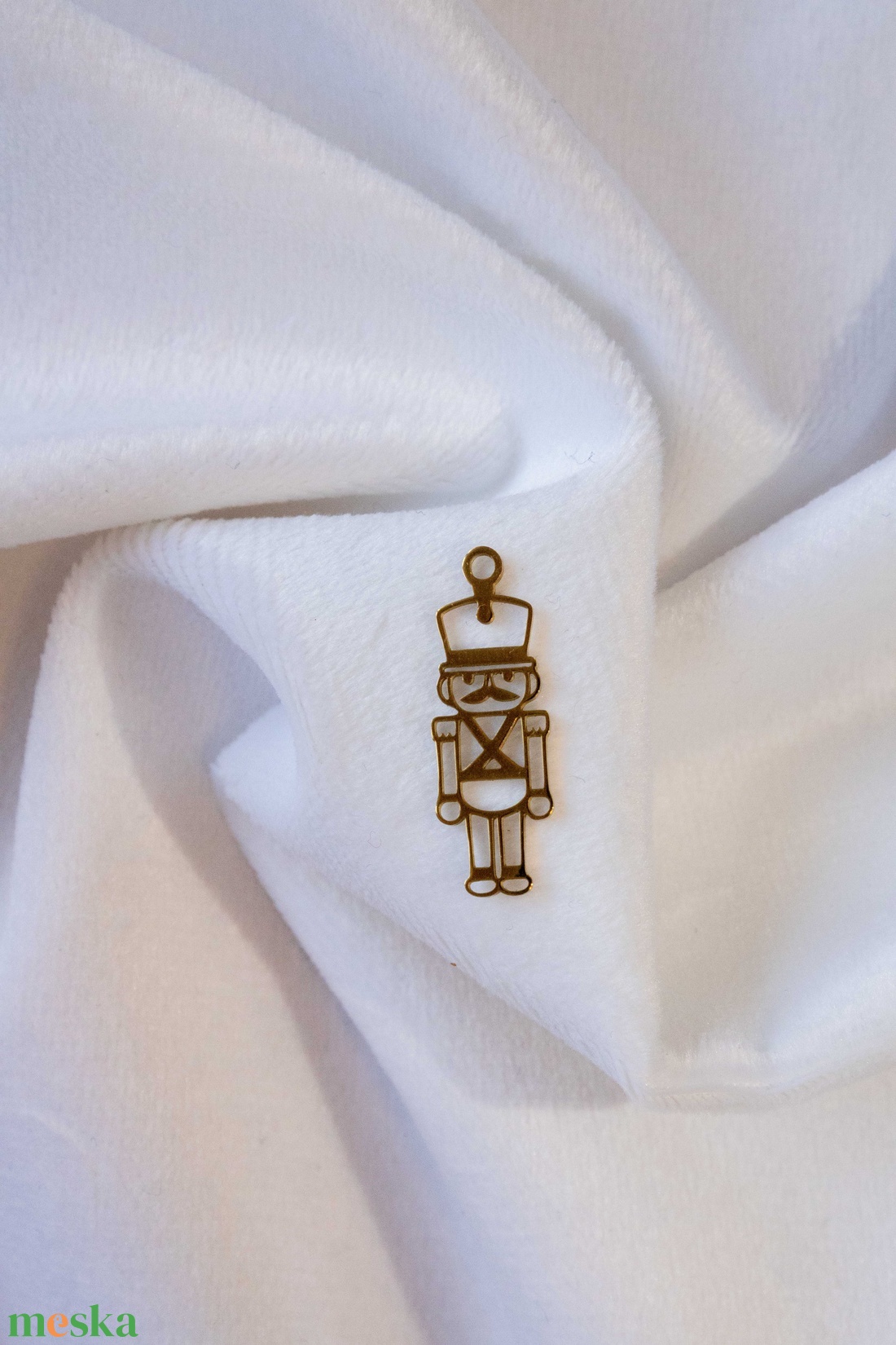 Diótörő medálos nyaklánc � rozsdamentes acél, arany bevonat (18K), kásagyöngy - ékszer - nyaklánc - medálos nyaklánc - Meska.hu