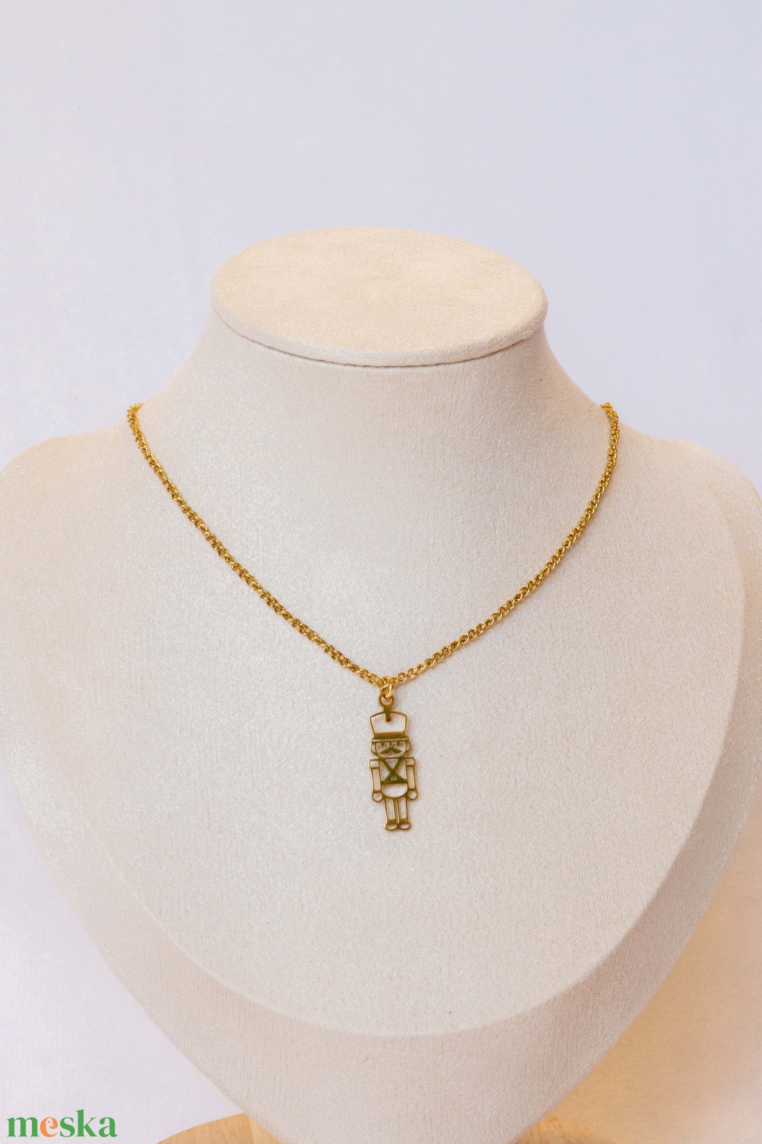 Diótörő medálos nyaklánc � rozsdamentes acél, arany bevonat (18K), kásagyöngy - ékszer - nyaklánc - medálos nyaklánc - Meska.hu