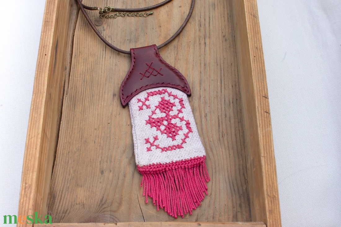 Textilmentő nyaklánc régi hímzett könyvjelzőből - ékszer - nyaklánc - medálos nyaklánc - Meska.hu