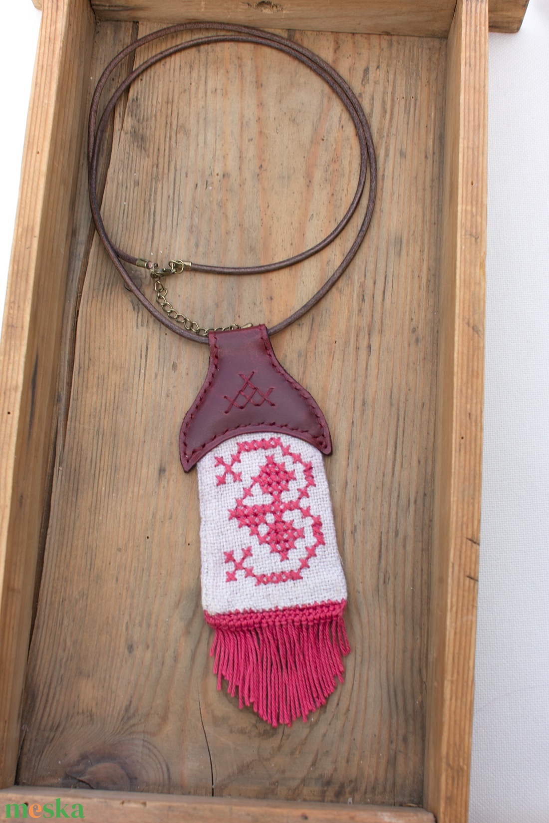 Textilmentő nyaklánc régi hímzett könyvjelzőből - ékszer - nyaklánc - medálos nyaklánc - Meska.hu