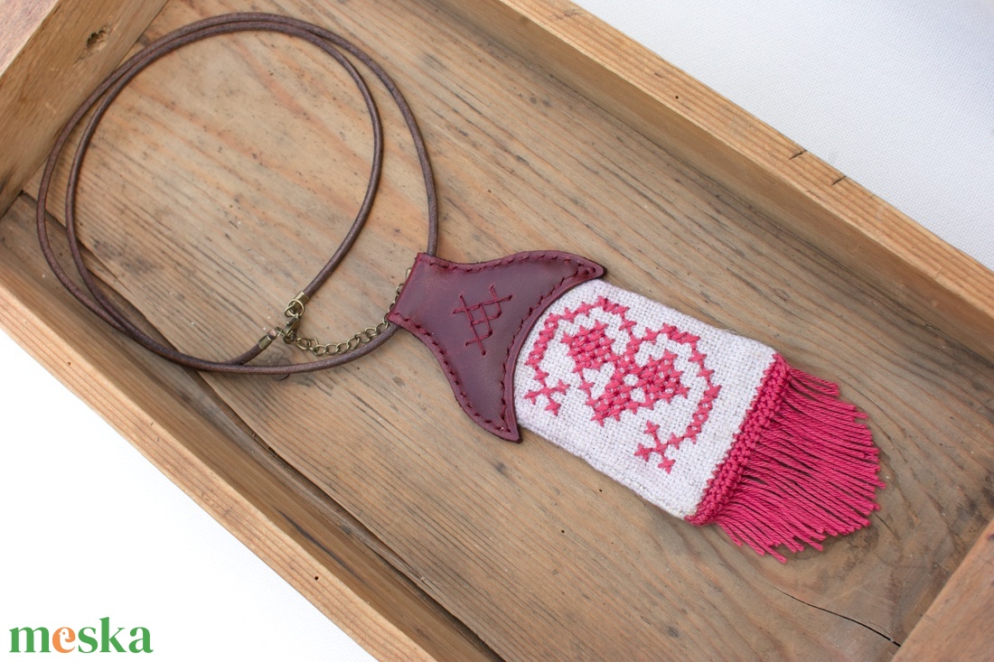 Textilmentő nyaklánc régi hímzett könyvjelzőből - ékszer - nyaklánc - medálos nyaklánc - Meska.hu