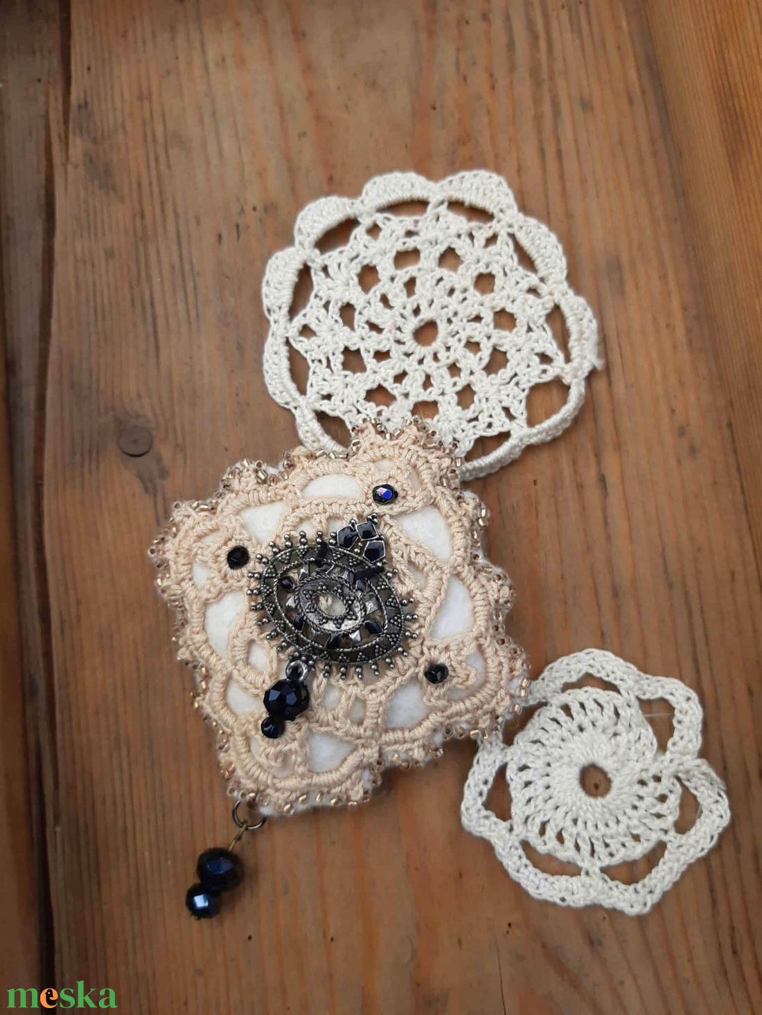 Éjjkirájnő bross - ékszer - kitűző és bross - Meska.hu