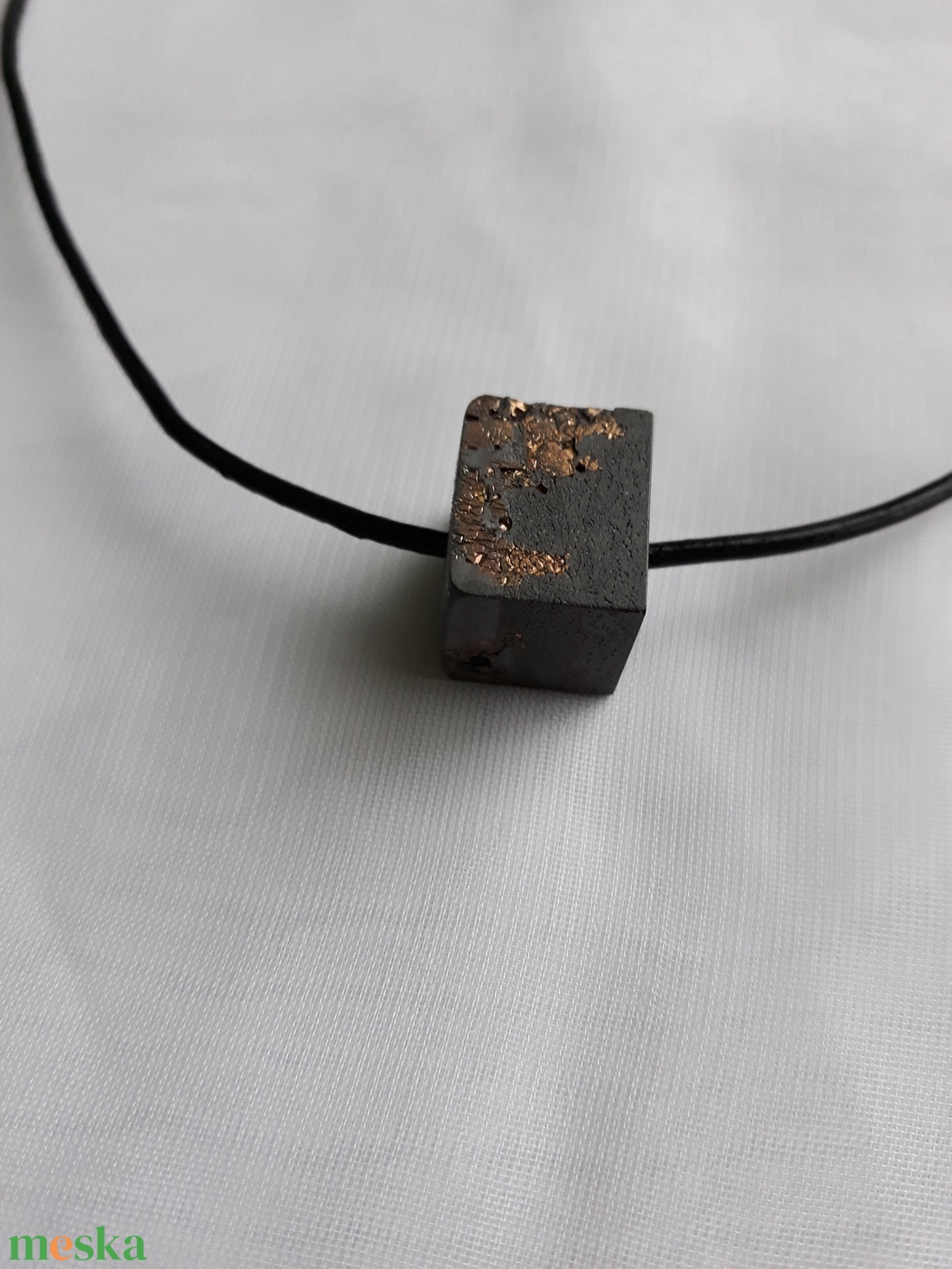 Antracit betonkocka medál aranyfóliával - ékszer - nyaklánc - medál - Meska.hu Antracit betonkocka medál aranyfóliával - ékszer - nyaklánc - medál - Meska.hu