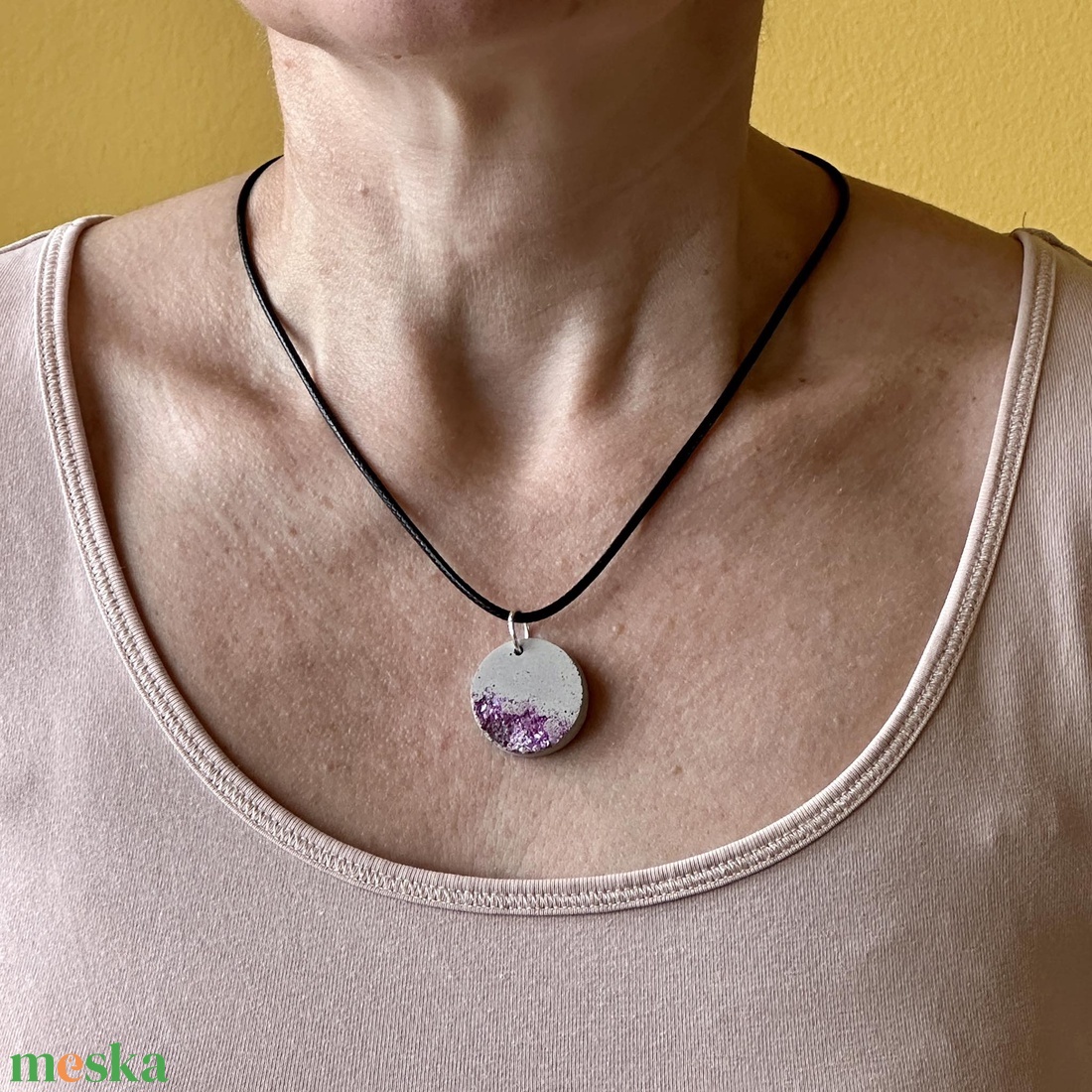Lila csillámporral és csillámpehellyel díszített körmedál + Ajándék fekete, viaszolt zsinórlánc - ékszer - nyaklánc - medál - Meska.hu Lila csillámporral és csillámpehellyel díszített körmedál + Ajándék fekete, viaszolt zsinórlánc - ékszer - nyaklánc - medál - Meska.hu