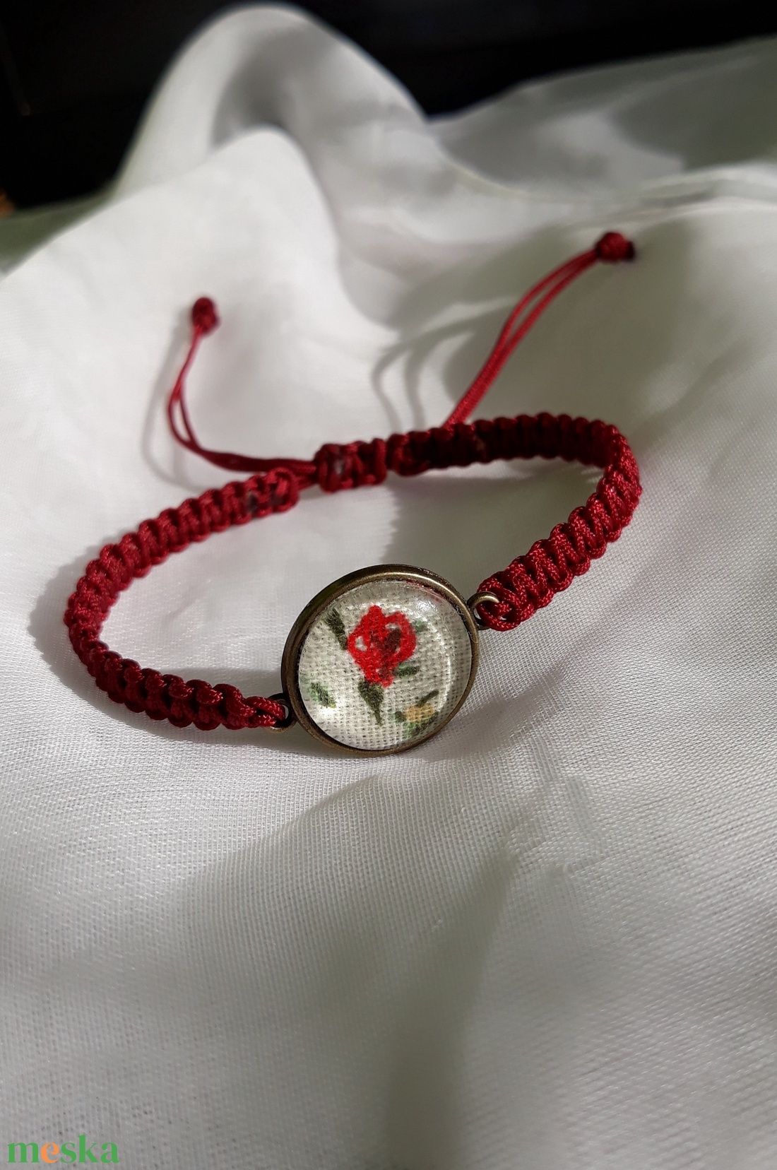 Bordó makramé karkötő, rózsás minta díszítésű üveglencse medállal - ékszer - karkötő - karkötő medállal - Meska.hu Bordó makramé karkötő, rózsás minta díszítésű üveglencse medállal - ékszer - karkötő - karkötő medállal - Meska.hu
