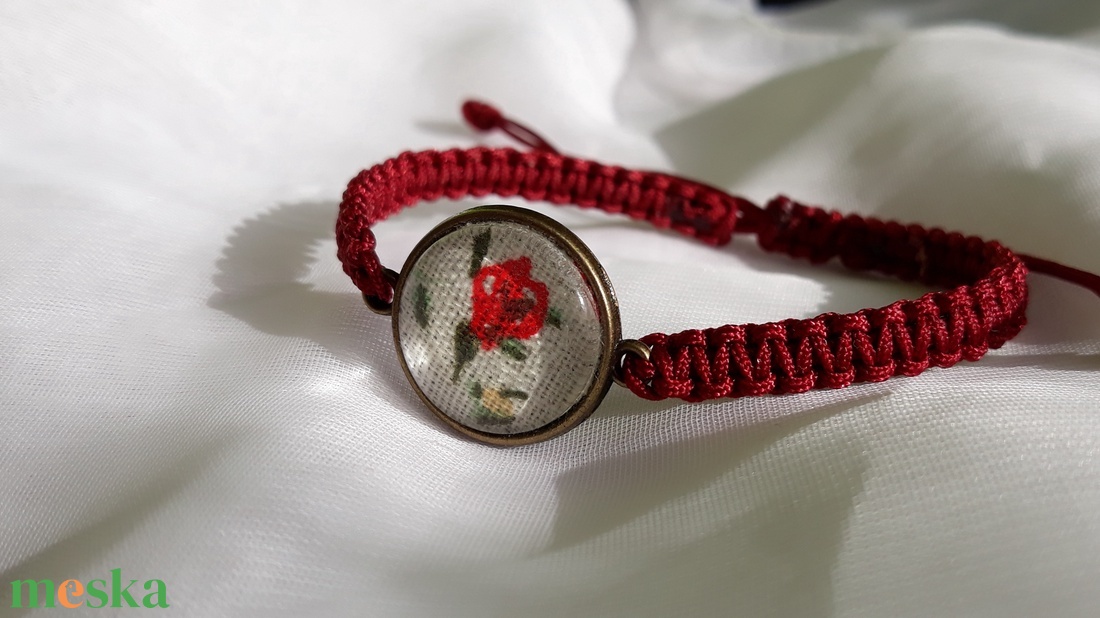 Bordó makramé karkötő, rózsás minta díszítésű üveglencse medállal - ékszer - karkötő - karkötő medállal - Meska.hu Bordó makramé karkötő, rózsás minta díszítésű üveglencse medállal - ékszer - karkötő - karkötő medállal - Meska.hu