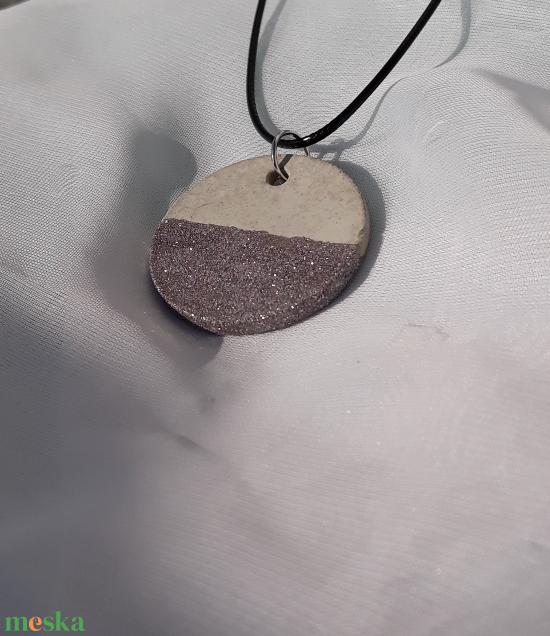 Betonékszer nagyméretű körmedál lilás árnyalatú ezüst glitteres - ékszer - nyaklánc - medál - Meska.hu Betonékszer nagyméretű körmedál lilás árnyalatú ezüst glitteres - ékszer - nyaklánc - medál - Meska.hu