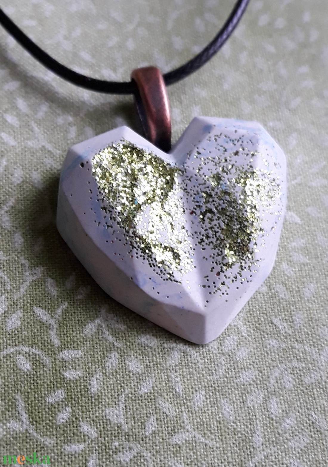 Egyiptomi kékkel márványozott és zöld csillámporral díszített szívmedál - ékszer - nyaklánc - medál - Meska.hu Egyiptomi kékkel márványozott és zöld csillámporral díszített szívmedál - ékszer - nyaklánc - medál - Meska.hu