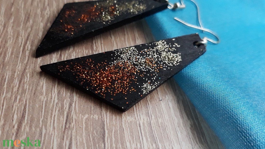 Napfelkelte - Faalap fekete festékkel és arany és borostyán glitterrel díszített fülbevaló ezüst színű szerelékkel - ékszer - fülbevaló - lógó fülbevaló - Meska.hu Napfelkelte - Faalap fekete festékkel és arany és borostyán glitterrel díszített fülbevaló ezüst színű szerelékkel - ékszer - fülbevaló - lógó fülbevaló - Meska.hu