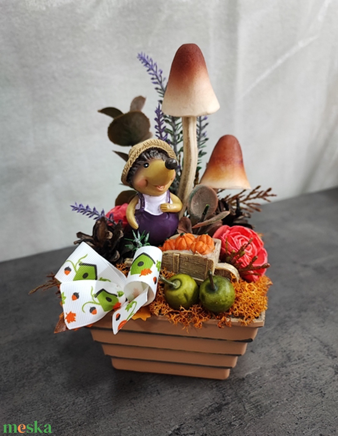 Őszi asztaldísz sünivel, talicskával - 11x20cm - otthon & életmód - dekoráció - asztal és polc dekoráció - asztaldísz - Meska.hu