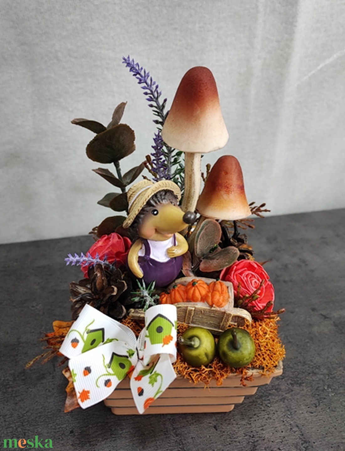 Őszi asztaldísz sünivel, talicskával - 11x20cm - otthon & életmód - dekoráció - asztal és polc dekoráció - asztaldísz - Meska.hu