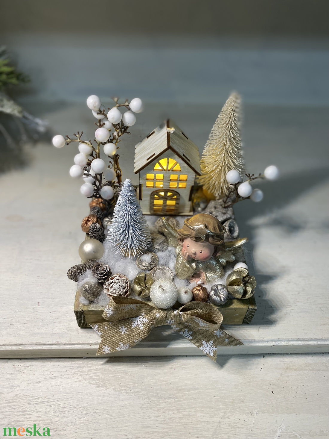 Adventi asztaldísz  ledes faházzal angyallal - karácsony - adventi díszek - adventi asztaldísz - Meska.hu