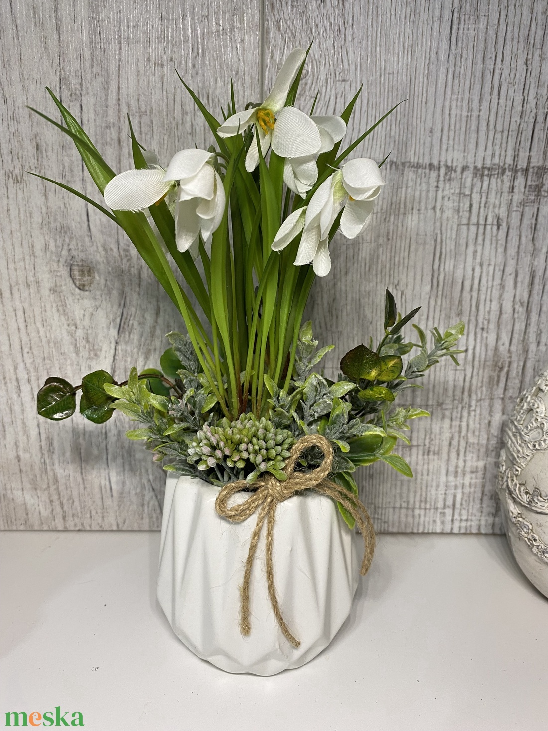 Hóvirágos asztaldísz kerámiakaspóban - otthon & életmód - virágdekoráció - virágdíszek - asztali virágdísz - Meska.hu