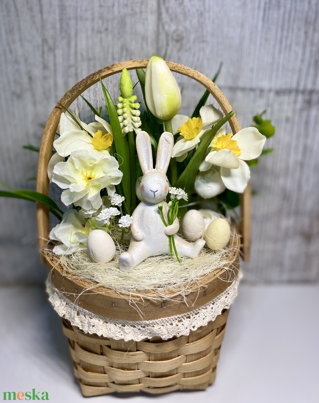 Húsvéti kosár asztaldísz Chic Antiqe nyuszival - ünnepi díszek, dekorációk - húsvéti díszek és dekorációk - húsvéti virágos díszek - Meska.hu