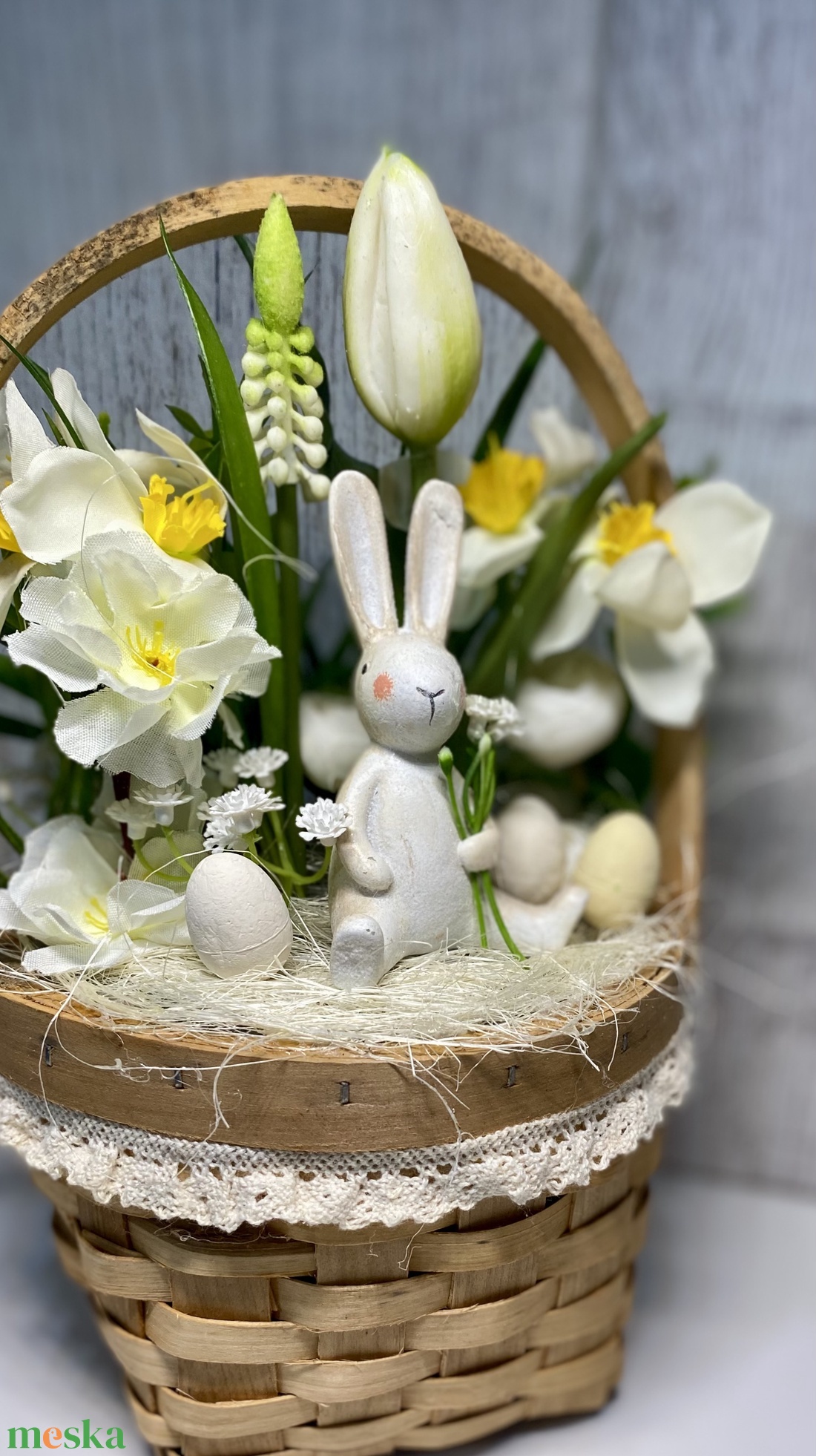 Húsvéti kosár asztaldísz Chic Antiqe nyuszival - ünnepi díszek, dekorációk - húsvéti díszek és dekorációk - húsvéti virágos díszek - Meska.hu