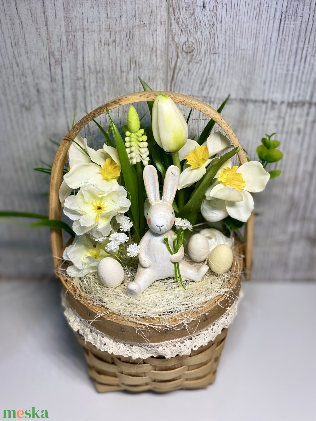Húsvéti kosár asztaldísz Chic Antiqe nyuszival - ünnepi díszek, dekorációk - húsvéti díszek és dekorációk - húsvéti virágos díszek - Meska.hu