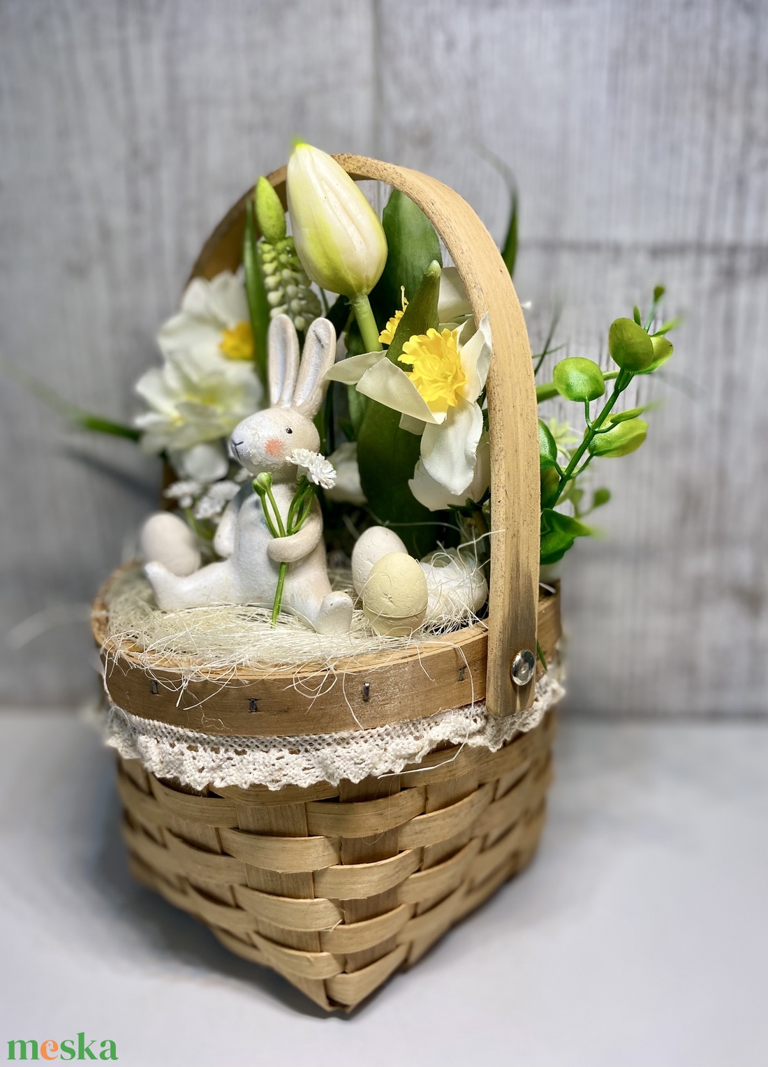Húsvéti kosár asztaldísz Chic Antiqe nyuszival - ünnepi díszek, dekorációk - húsvéti díszek és dekorációk - húsvéti virágos díszek - Meska.hu