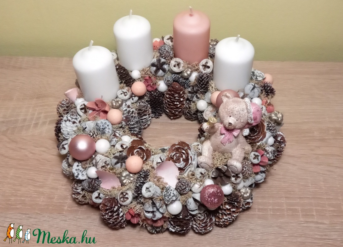 Fehér-rózsaszín adventi koszorú macis figurával - karácsony - adventi díszek - adventi koszorú - Meska.hu