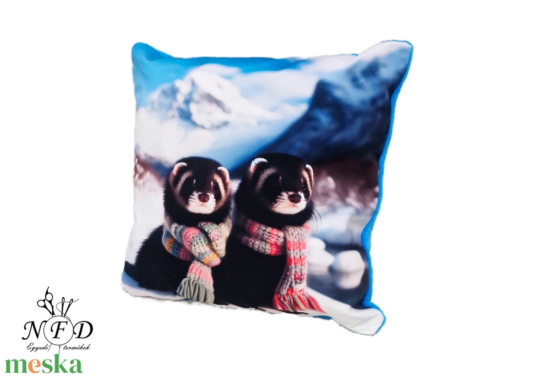 Gyönyörű egyedi dekorpárna havas  vadászgörények sállal mintával!(csak huzat!) - otthon & életmód - lakástextil - párna & párnahuzat - díszpárna (belsővel együtt) - Meska.hu