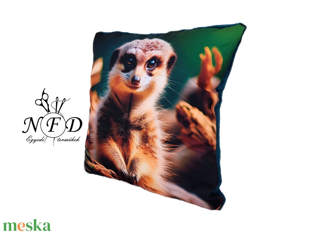 Gyönyörű egyedi dekorpárna álló szurikáta mintával!(csak huzat!) - otthon & életmód - lakástextil - párna & párnahuzat - díszpárna (belsővel együtt) - Meska.hu