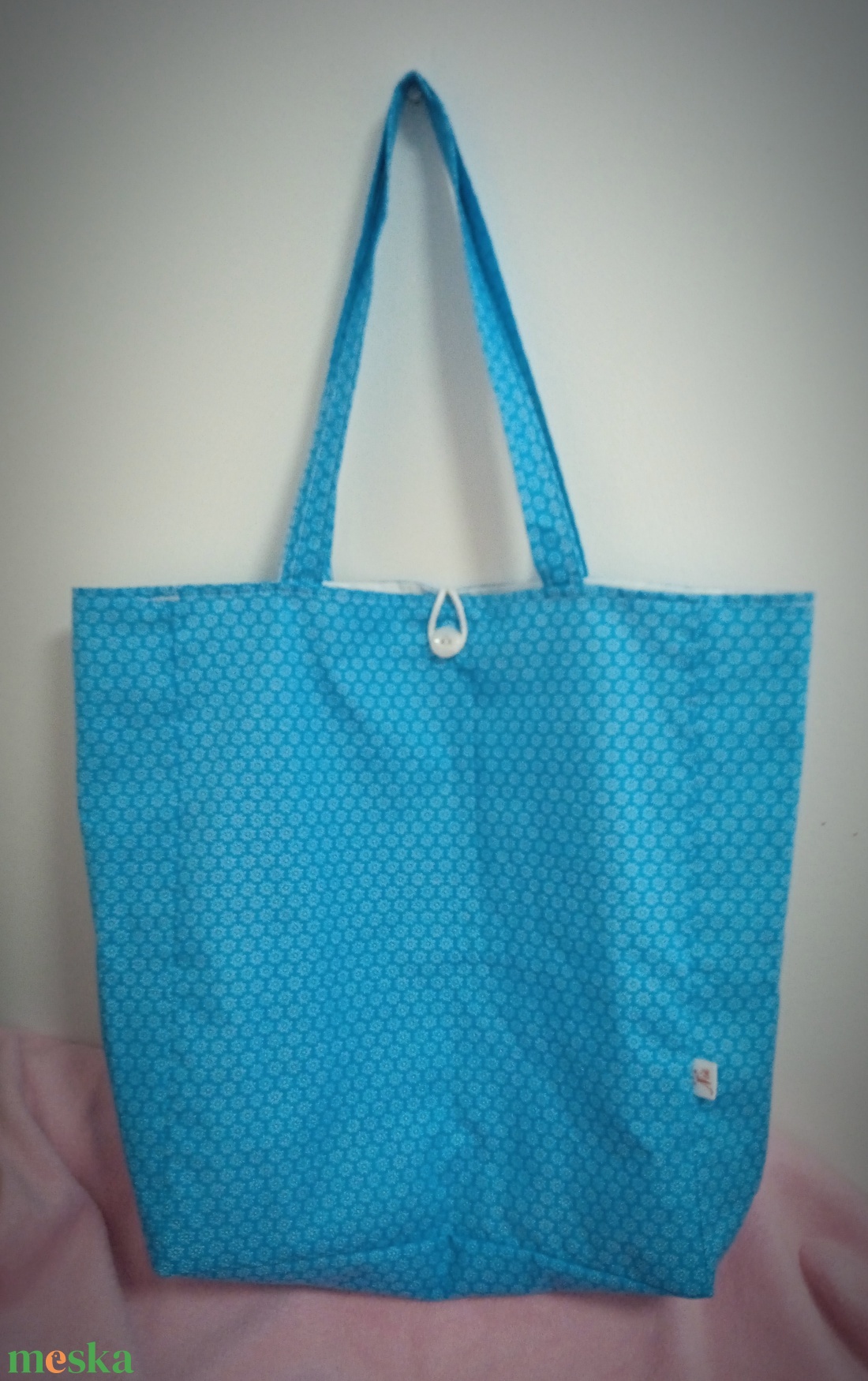 Kék alapon virág mintás válltáska- szatyor - táska & tok - bevásárlás & shopper táska - shopper, textiltáska, szatyor - Meska.hu