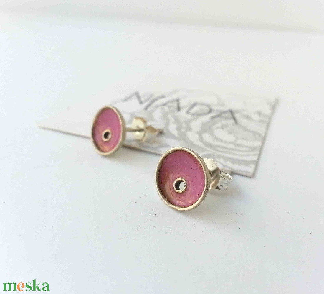 Rózsaszín tűzzománc ezüst bedugós fülbevaló, pötty fülbevaló ezüstből - ékszer - fülbevaló - pötty fülbevaló - Meska.hu