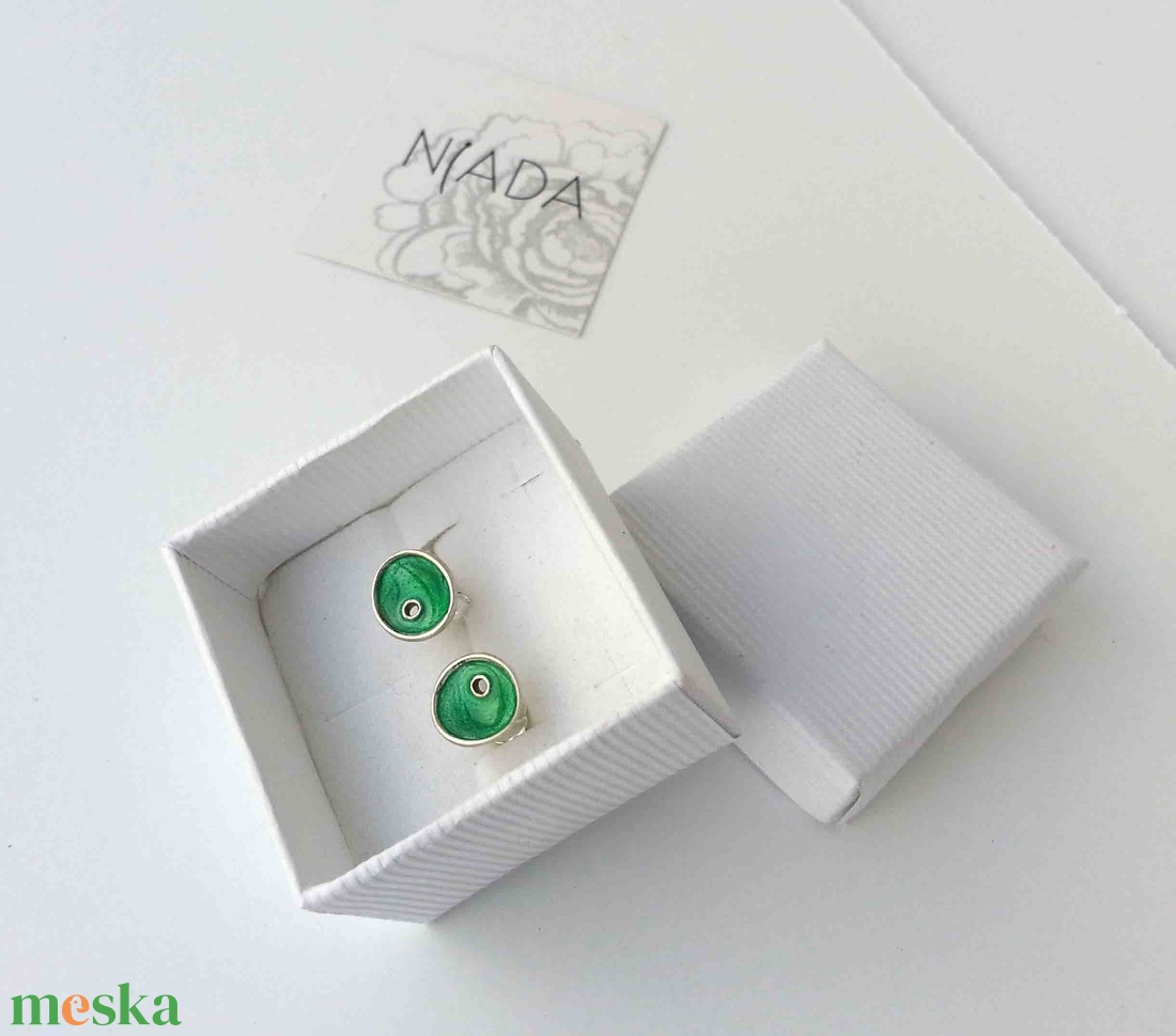 Smaragdzöld tűzzománc ezüst bedugós fülbevaló, pötty fülbevaló ezüstből - ékszer - fülbevaló - pötty fülbevaló - Meska.hu