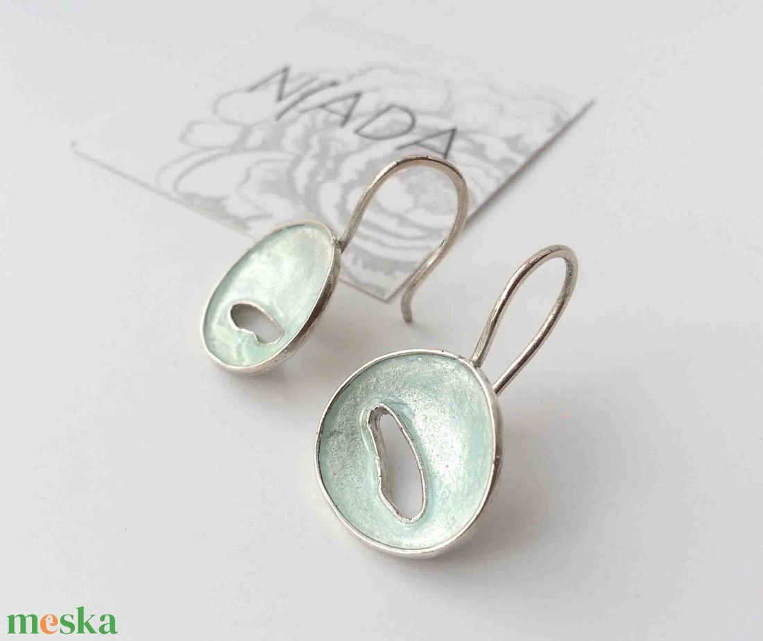 Gyöngyház fehér tűzzománc ezüst lógós fülbevaló, minimalista fülbevaló ezüstből, természet ihlette - ékszer - fülbevaló - lógó fülbevaló - Meska.hu