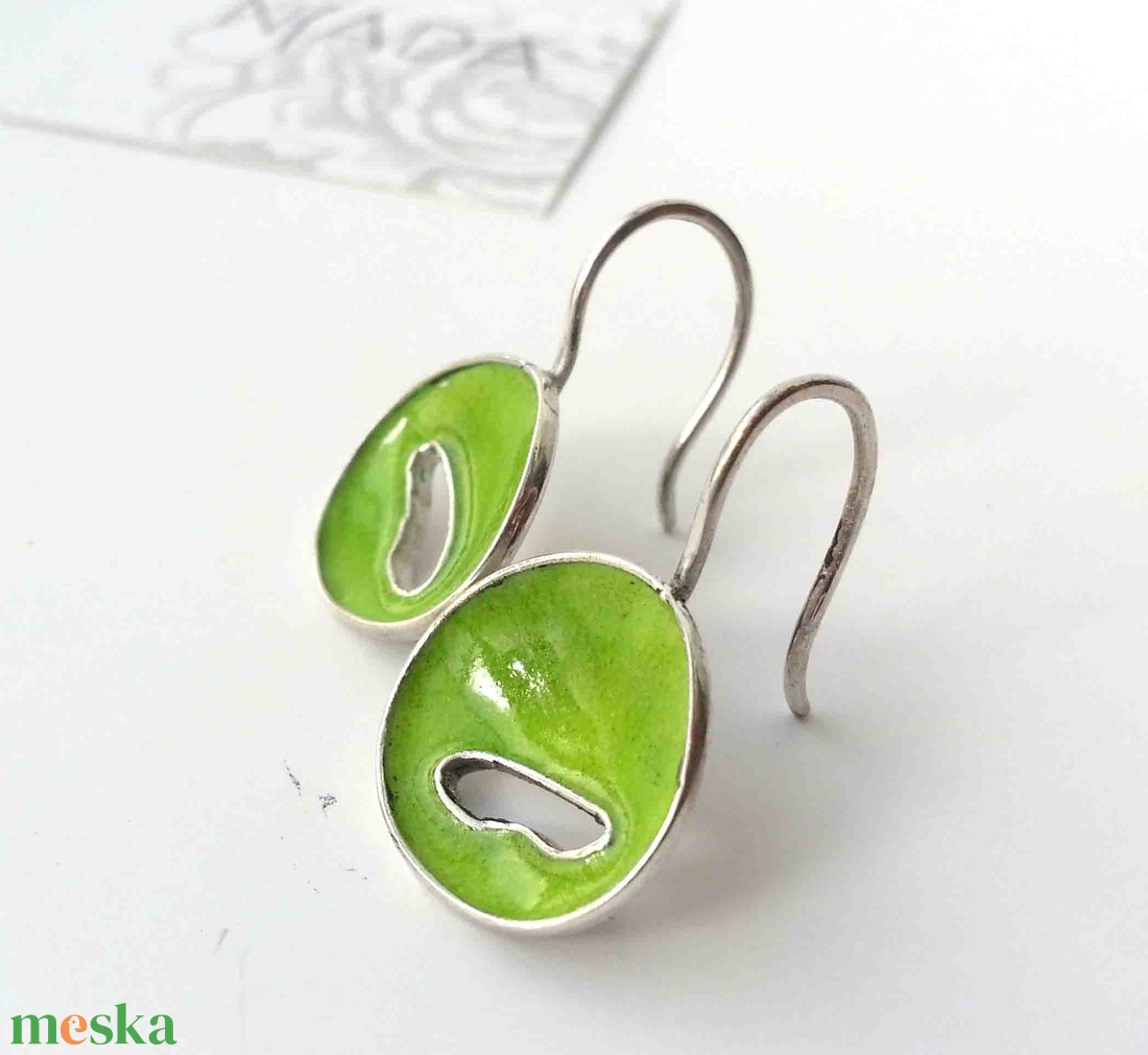 Lime zöld tűzzománc ezüst lógós fülbevaló, minimalista fülbevaló ezüstből, természet ihlette - ékszer - fülbevaló - lógó fülbevaló - Meska.hu Lime zöld tűzzománc ezüst lógós fülbevaló, minimalista fülbevaló ezüstből, természet ihlette - ékszer - fülbevaló - lógó fülbevaló - Meska.hu