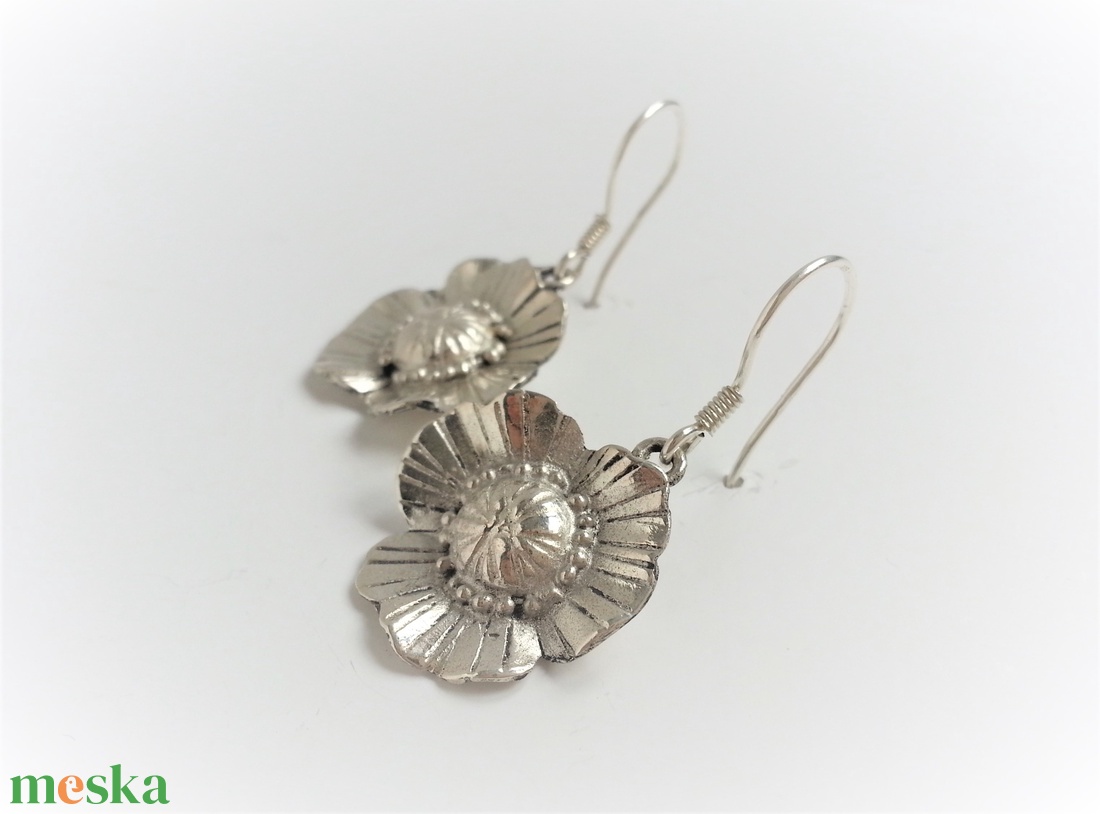 Közepes virágos fülbevaló, ezüstből készült, virágot formáló fülbevaló, virág fülbevaló - ékszer - fülbevaló - lógó fülbevaló - Meska.hu