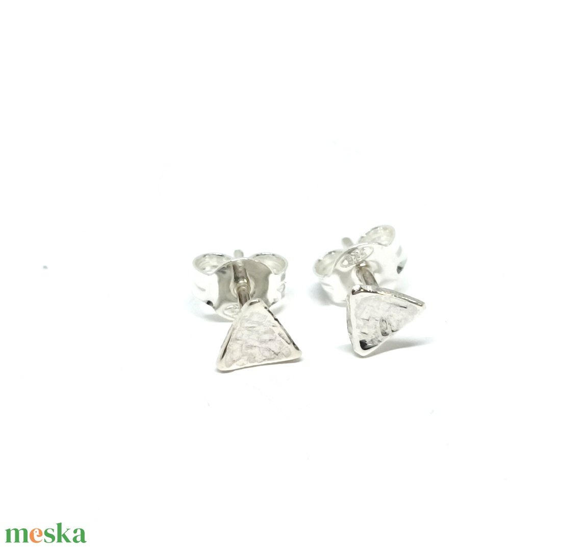 Háromszögletű ezüst bedugós fülbevaló, háromszög alakú pötty fülbevaló ezüstből - ékszer - fülbevaló - pötty fülbevaló - Meska.hu