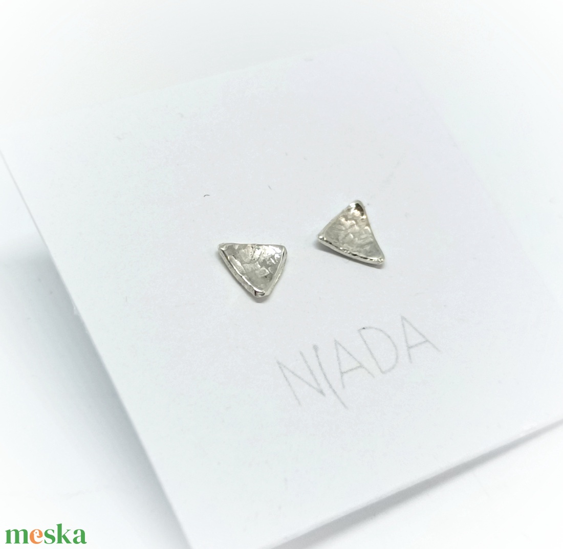 Háromszögletű ezüst bedugós fülbevaló, háromszög alakú pötty fülbevaló ezüstből - ékszer - fülbevaló - pötty fülbevaló - Meska.hu