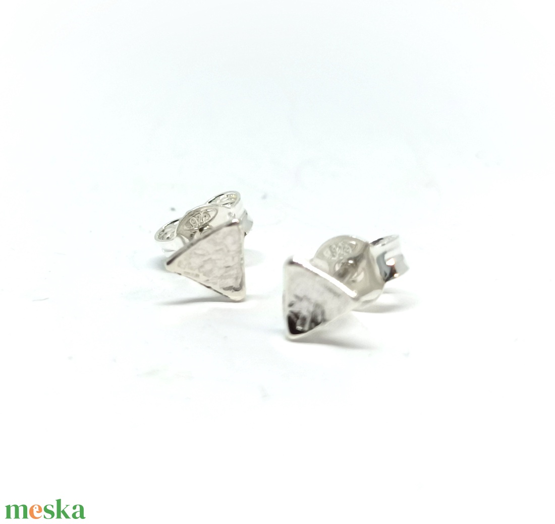 Háromszögletű ezüst bedugós fülbevaló, háromszög alakú pötty fülbevaló ezüstből - ékszer - fülbevaló - pötty fülbevaló - Meska.hu