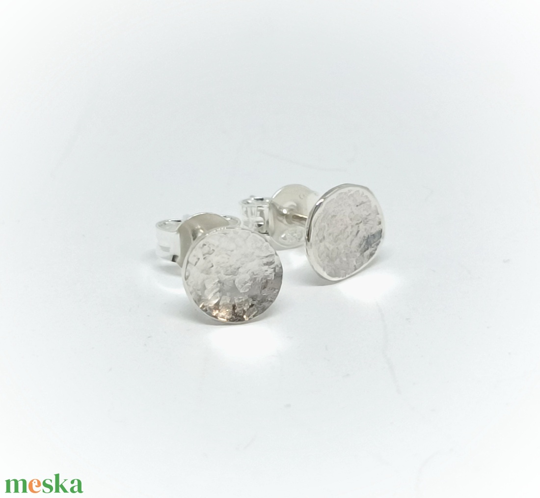 Telehold ezüst bedugós fülbevaló, kerek alakú pötty fülbevaló ezüstből, kalapált mintával - ékszer - fülbevaló - pötty fülbevaló - Meska.hu