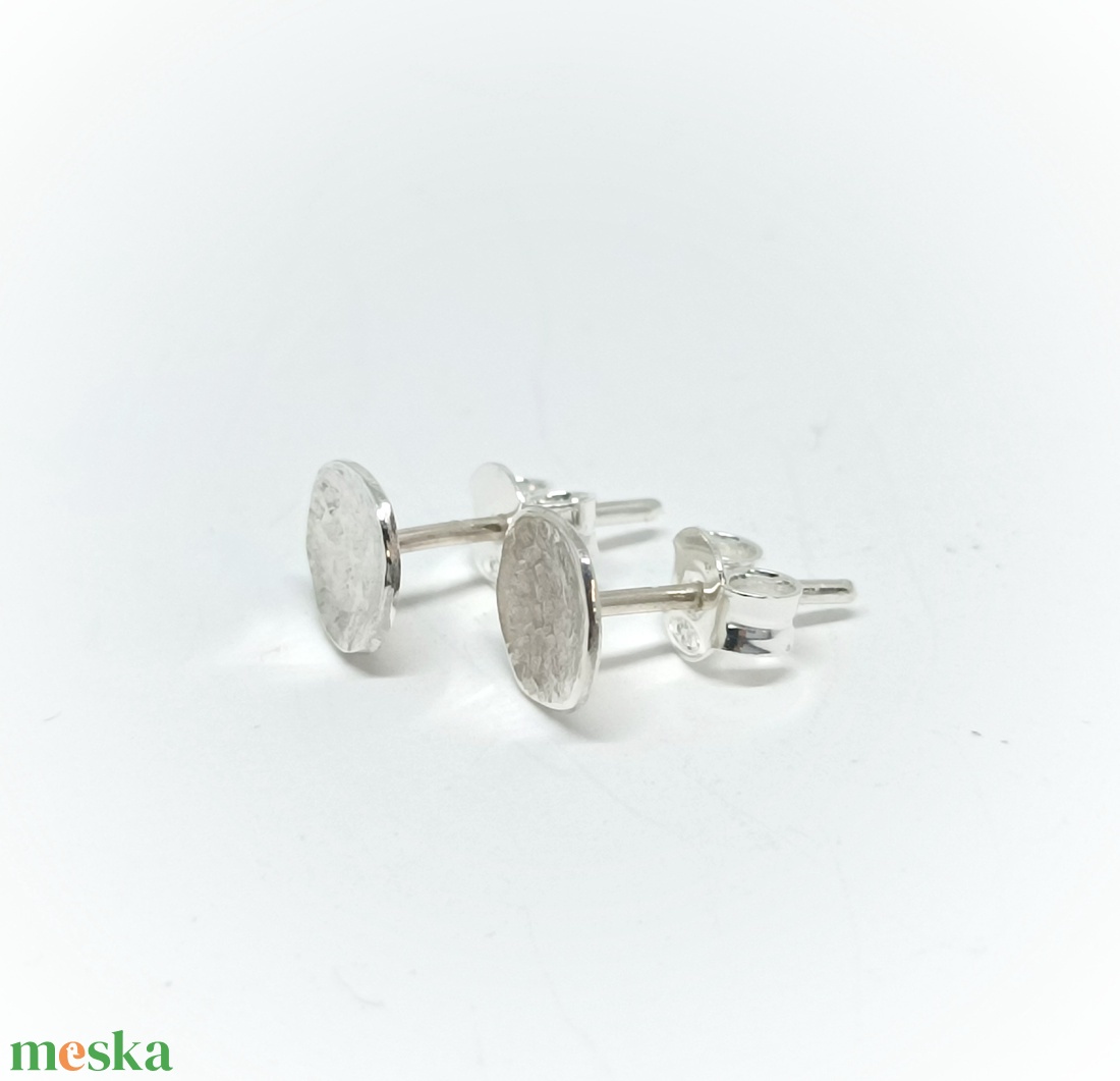 Telehold ezüst bedugós fülbevaló, kerek alakú pötty fülbevaló ezüstből, kalapált mintával - ékszer - fülbevaló - pötty fülbevaló - Meska.hu