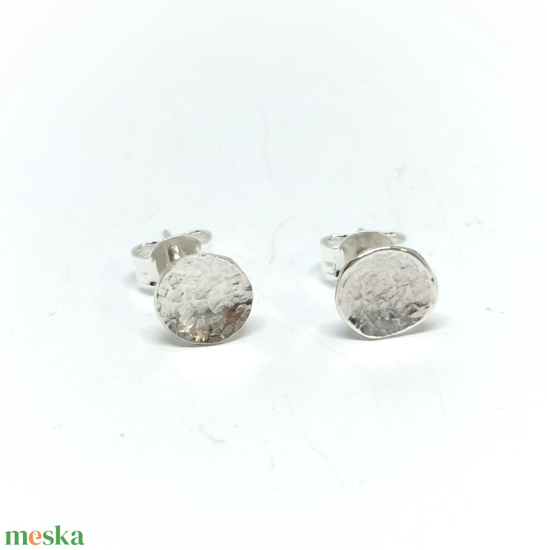 Telehold ezüst bedugós fülbevaló, kerek alakú pötty fülbevaló ezüstből, kalapált mintával - ékszer - fülbevaló - pötty fülbevaló - Meska.hu