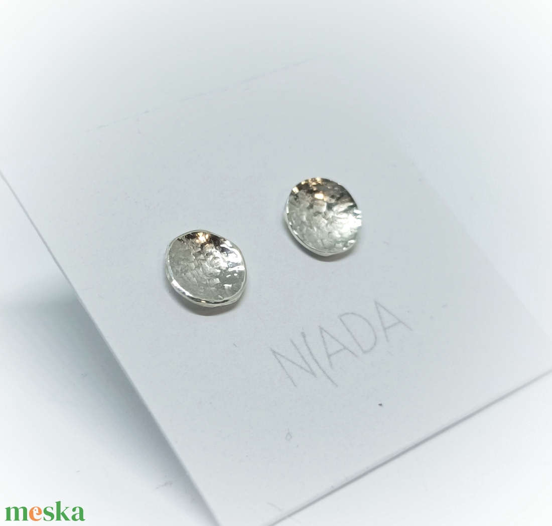 Telehold ezüst bedugós fülbevaló, kerek alakú pötty fülbevaló ezüstből, kalapált mintával - ékszer - fülbevaló - pötty fülbevaló - Meska.hu