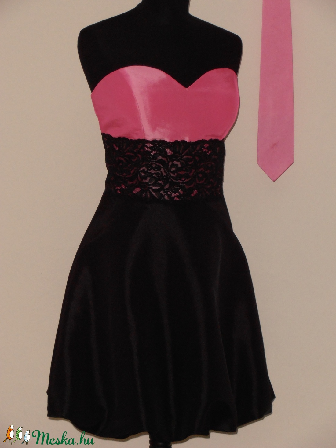 Rózsaszín-fekete csipkés alkalmiruha szalagavatóra nyakkendővel -  - Meska.hu