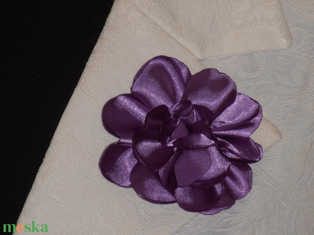 Szatén virág kitűző - ékszer - kitűző és bross - kitűző - Meska.hu Szatén virág kitűző - ékszer - kitűző és bross - kitűző - Meska.hu