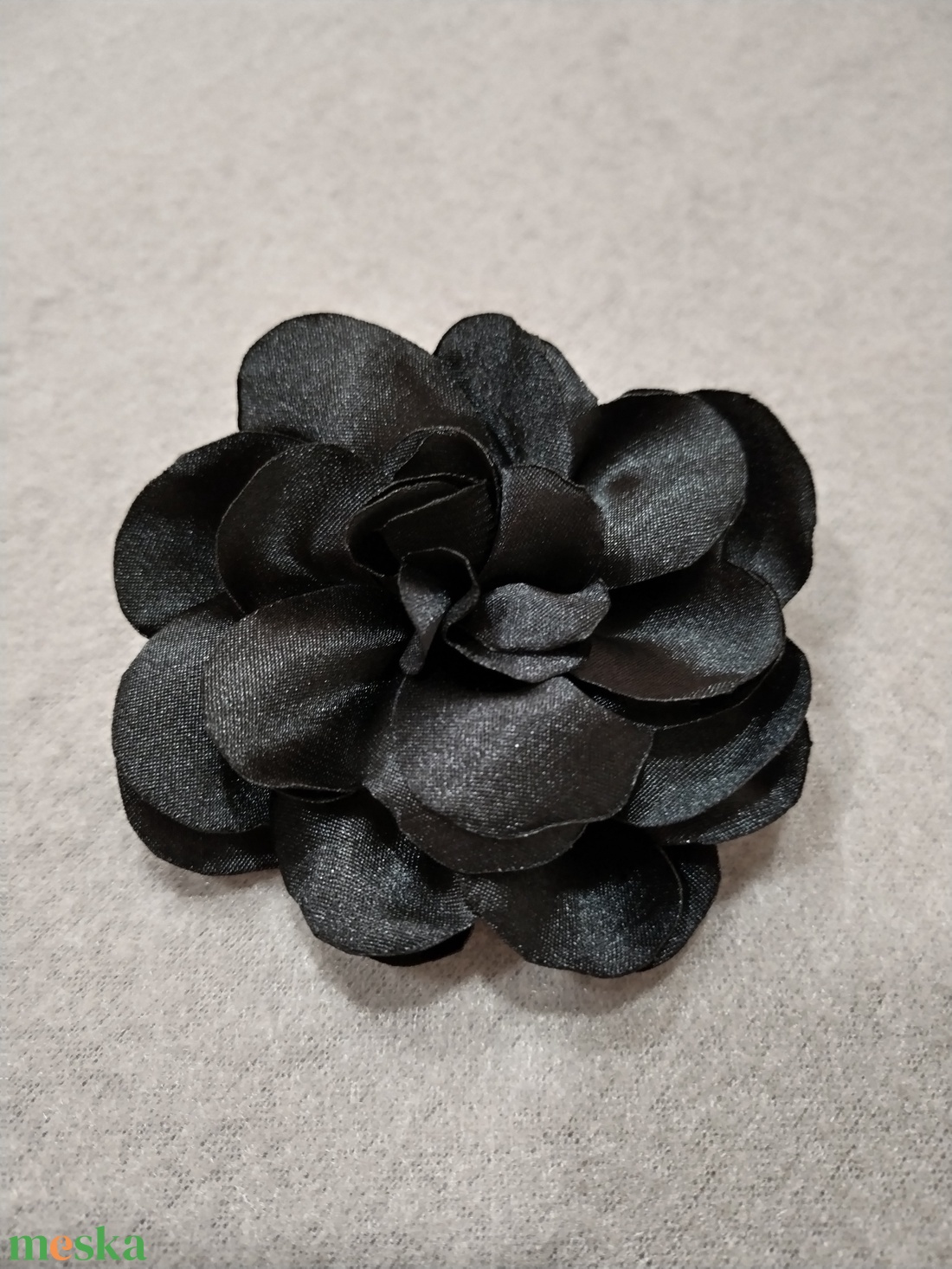 Szatén virágkitüző - ékszer - kitűző és bross - kitűző - Meska.hu Szatén virágkitüző - ékszer - kitűző és bross - kitűző - Meska.hu
