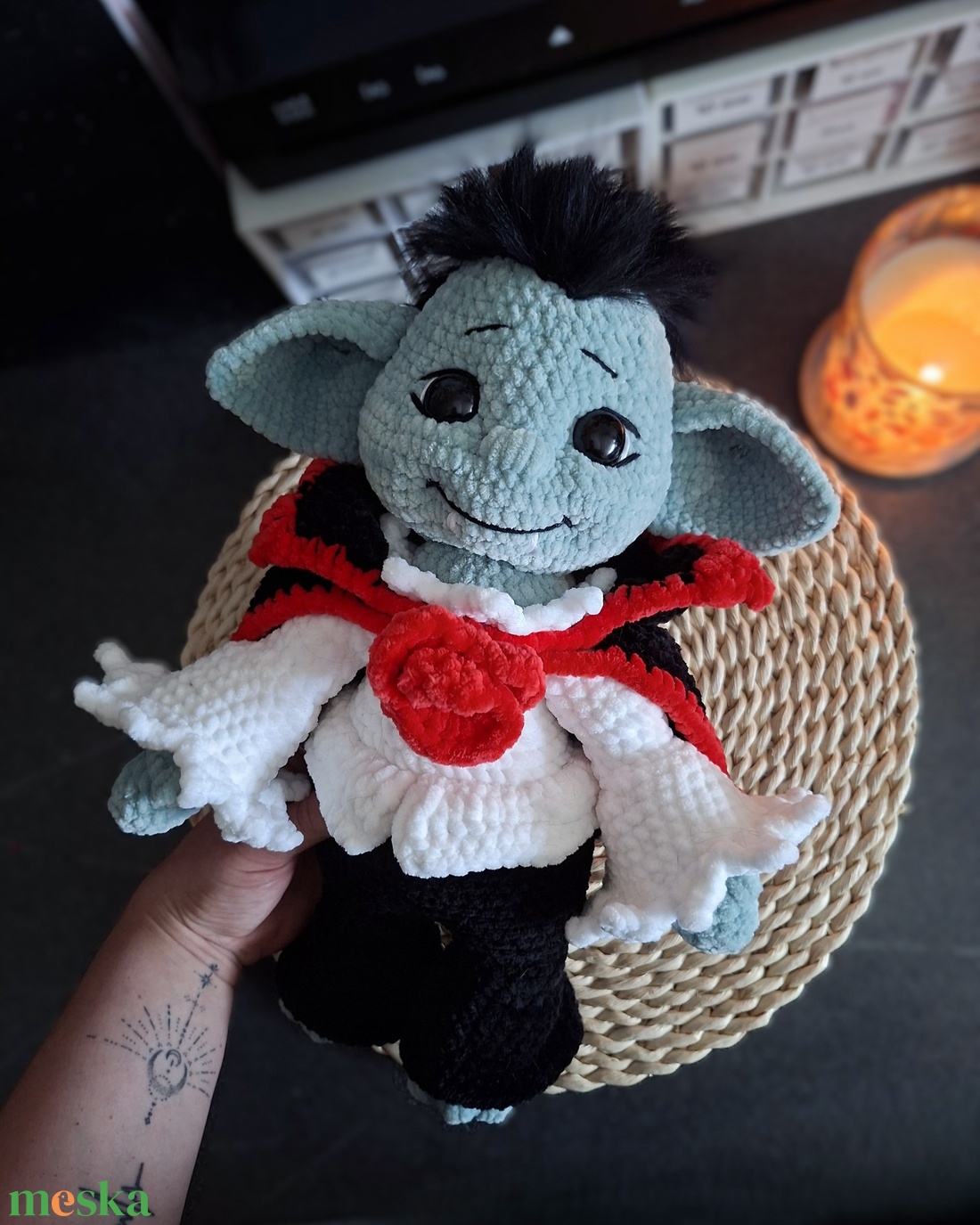 Elbűvölő vámpír kézzel horgolt, egyedi halloweeni figura - játék & sport - plüssállat & játékfigura - más figura - Meska.hu Elbűvölő vámpír kézzel horgolt, egyedi halloweeni figura - játék & sport - plüssállat & játékfigura - más figura - Meska.hu