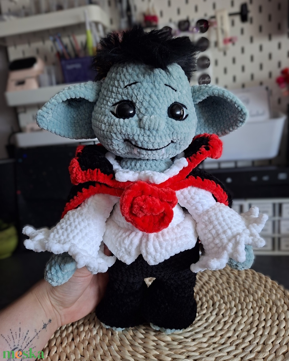Elbűvölő vámpír kézzel horgolt, egyedi halloweeni figura - játék & sport - plüssállat & játékfigura - más figura - Meska.hu Elbűvölő vámpír kézzel horgolt, egyedi halloweeni figura - játék & sport - plüssállat & játékfigura - más figura - Meska.hu