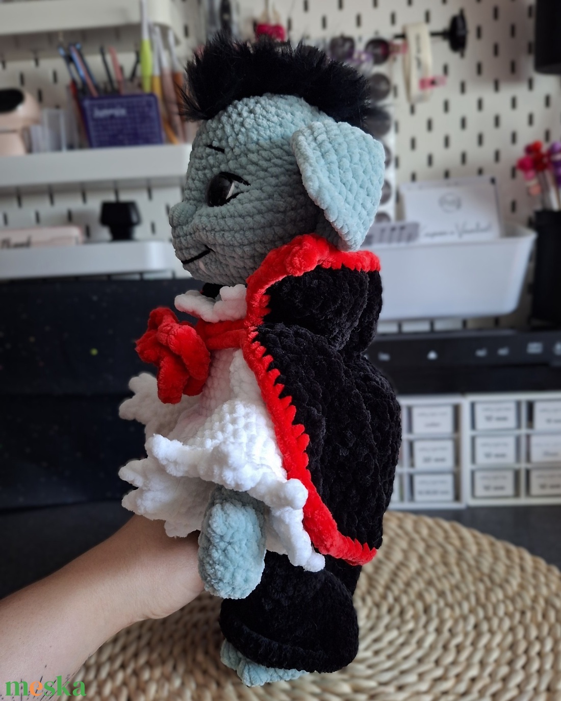 Elbűvölő vámpír kézzel horgolt, egyedi halloweeni figura - játék & sport - plüssállat & játékfigura - más figura - Meska.hu Elbűvölő vámpír kézzel horgolt, egyedi halloweeni figura - játék & sport - plüssállat & játékfigura - más figura - Meska.hu