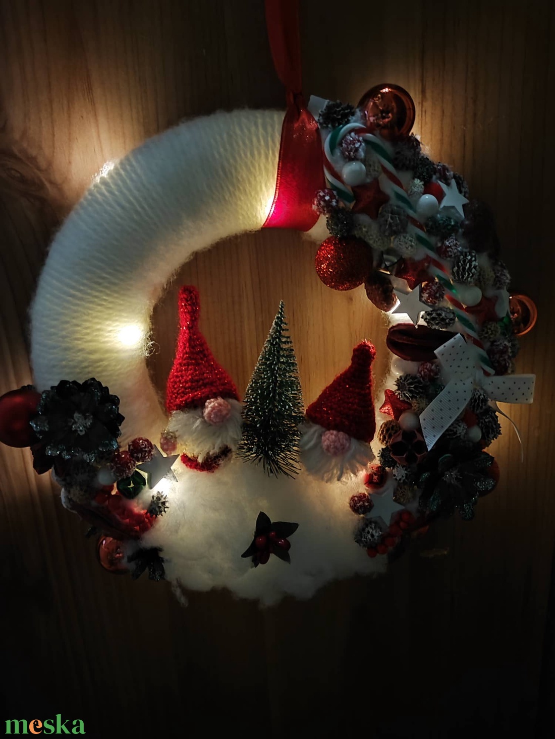 Karácsonyi horgolt Manós világító kopogtató / ajtódísz - karácsony - adventi díszek - adventi ajtódísz - Meska.hu