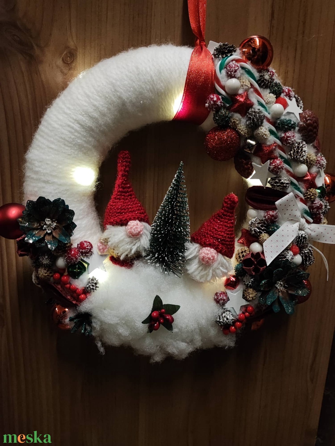 Karácsonyi horgolt Manós világító kopogtató / ajtódísz - karácsony - adventi díszek - adventi ajtódísz - Meska.hu