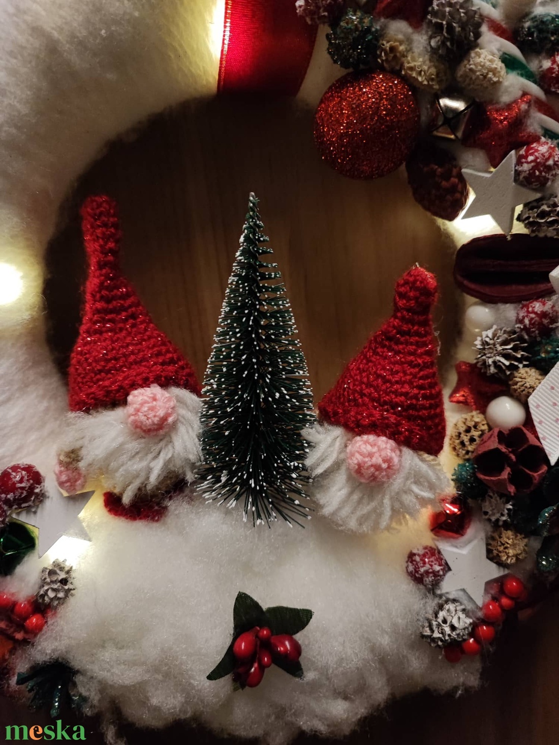 Karácsonyi horgolt Manós világító kopogtató / ajtódísz - karácsony - adventi díszek - adventi ajtódísz - Meska.hu