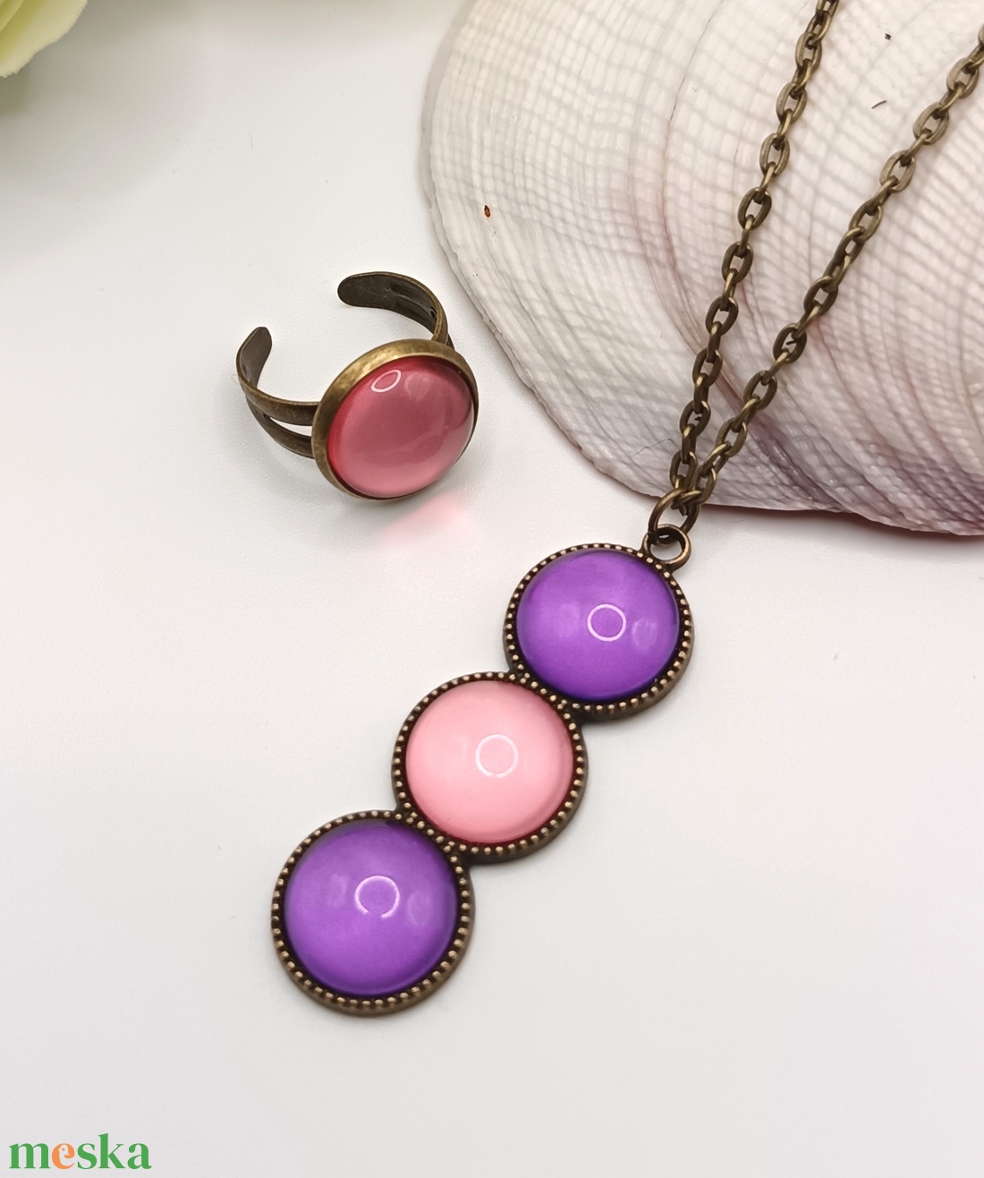 Antik bronz nyaklánc - pink és világos rózsaszín üveg lencsével - ékszer - fülbevaló - lógó fülbevaló - Meska.hu Antik bronz nyaklánc - pink és világos rózsaszín üveg lencsével - ékszer - fülbevaló - lógó fülbevaló - Meska.hu
